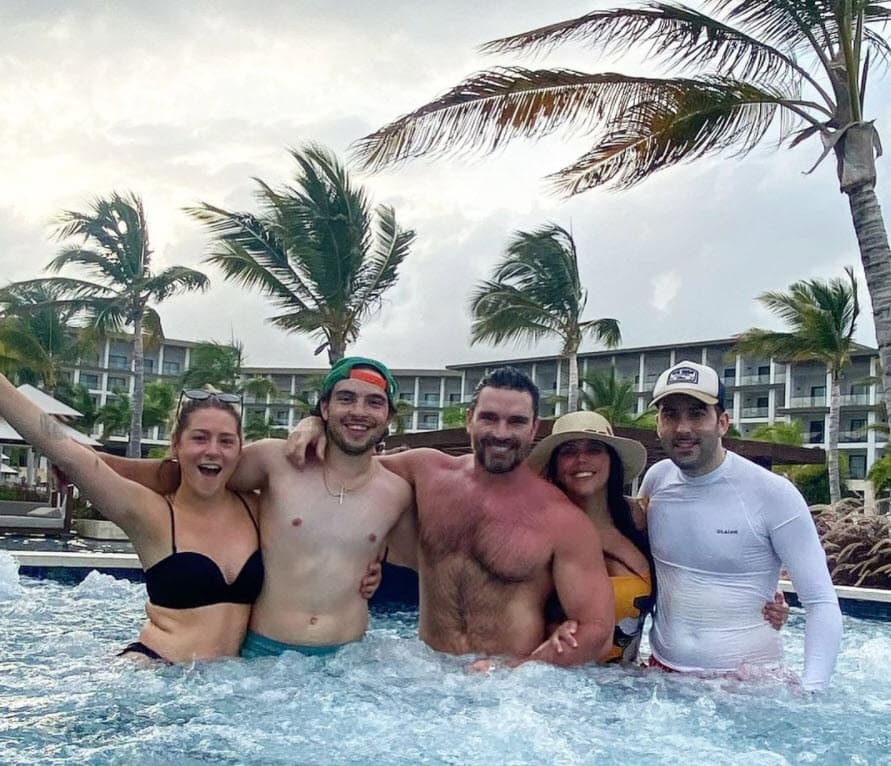 Además, al viaje se unió Iñigo Ariño, el yerno del actor, quien 
<b><a href="https://www.univision.com/famosos/julian-gil-informa-que-la-boda-de-su-hija-nicolle-se-cancela-su-yerno-tiene-cancer-fotos">fue diagnosticado con cáncer hace un año</a></b>, según anunció Julián Gil en marzo de 2020. 
<br>