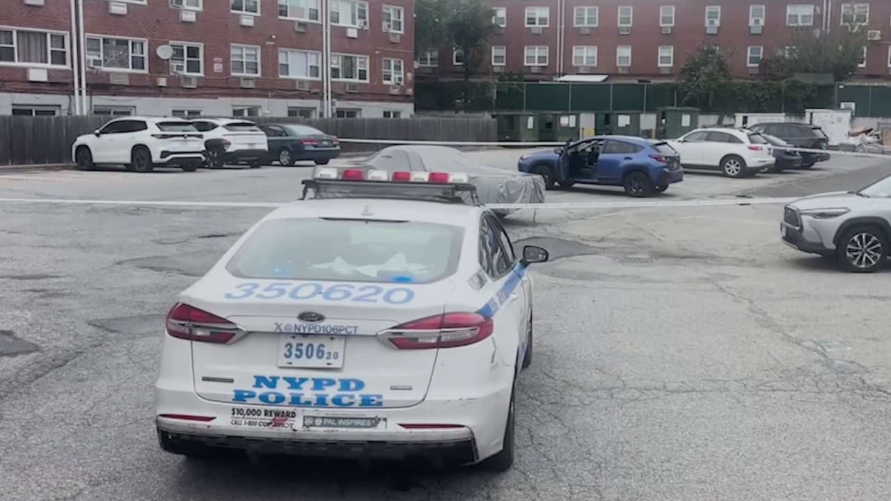 Hallan el cuerpo de un hombre de 59 años en estacionamiento de un complejo de apartamentos en Queens