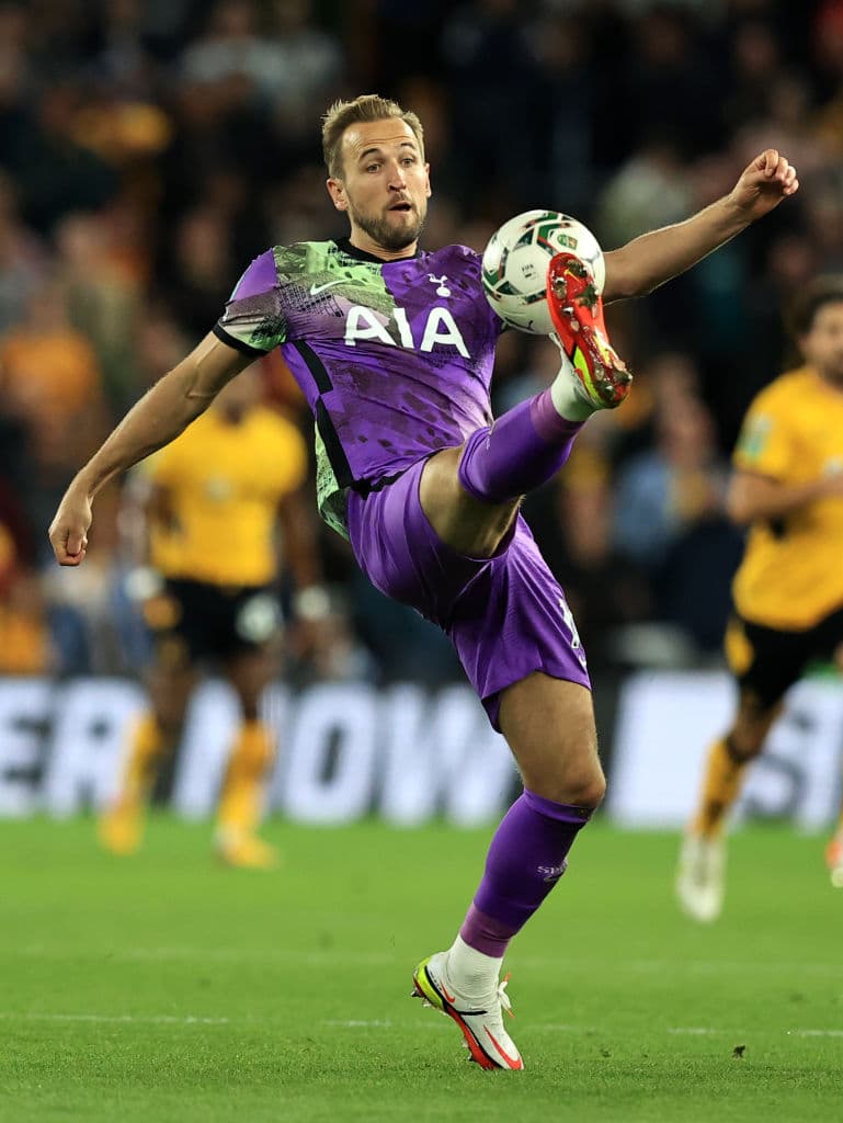 Wolverhampton cae, en tanda de penales, ante Tottenham y pierde su pase a Ocavos de final en la Copa de la Liga Inglesa. Leander Dendoncker y Daniel Podence anotaron para los Wolves, mientras que para los Spurs lo hicieron Tanguy Ndombélé y Harry Kane.
