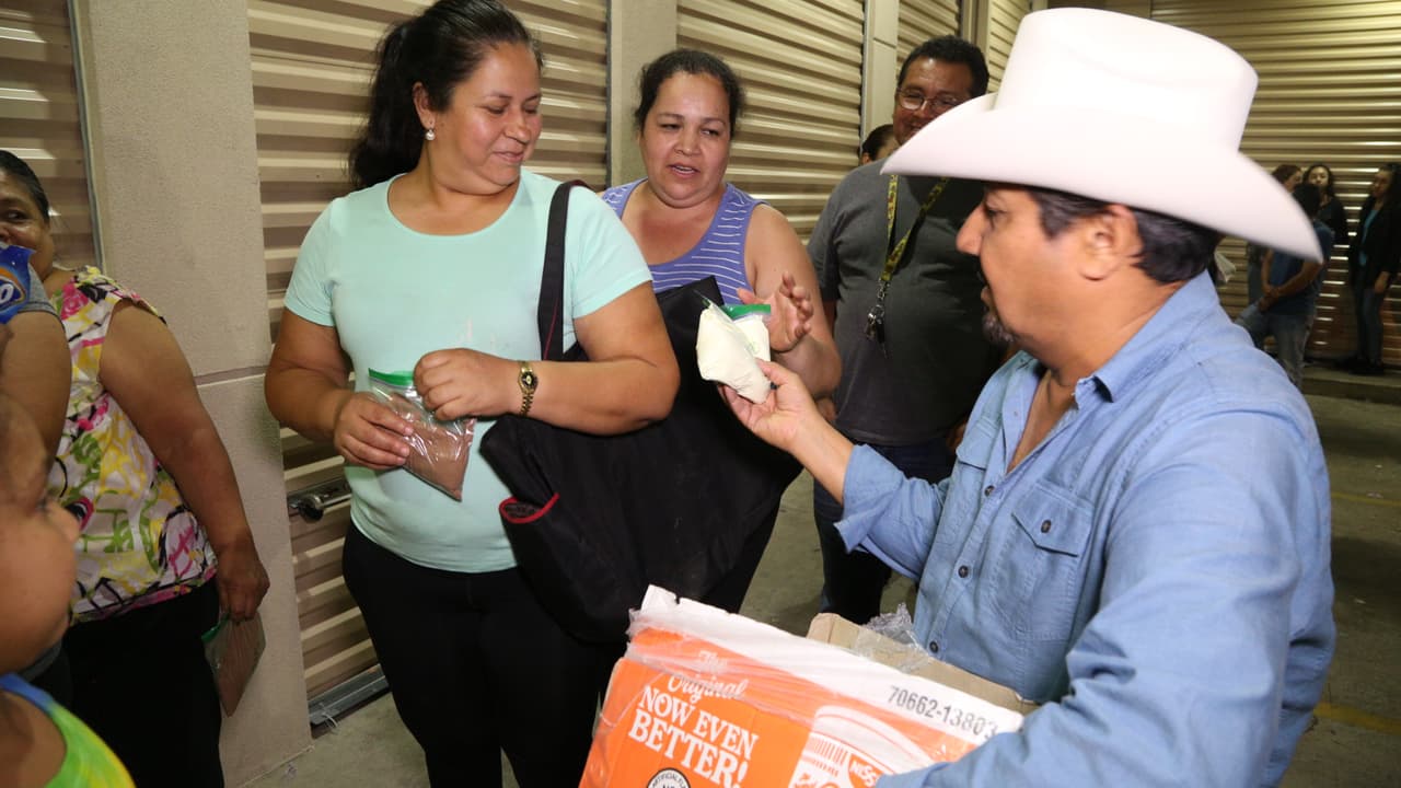 Así fue la entrega de ayudas por 'El Bueno, La Mala y El Feo' en Port Arthur, una de las localidades más afectadas por el huracán Harvey.