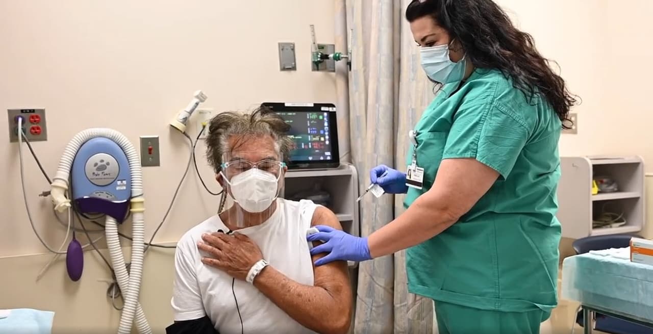 El cantante, de 78 años, compartió un video que acompañó con un mensaje de agradecimiento: "En nombre de Dios, en nombre Cristo y agradecido con la ciencia. La vacuna es la esperanza para que la luz venza tantos meses oscuros".
<br>