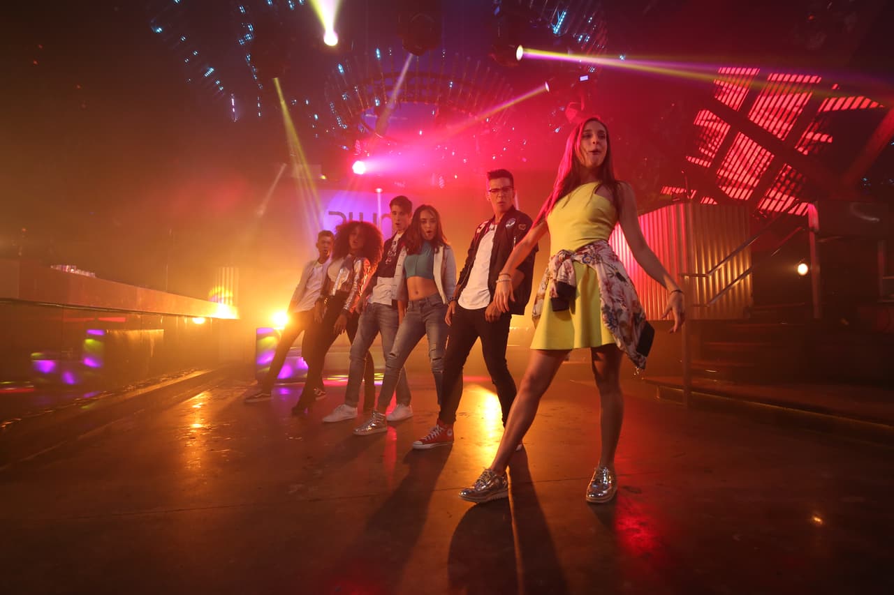 Abdiel, Fabyán, Alondra, Sofía, Verónica y Abel formaron la banda 
<b>Milenios</b>. “Cake by the ocean” fue el tema de su videoclip. Durante las grabaciones los chicos se diviertieron y hasta se sonrojaron al enterarse que había escena de beso.