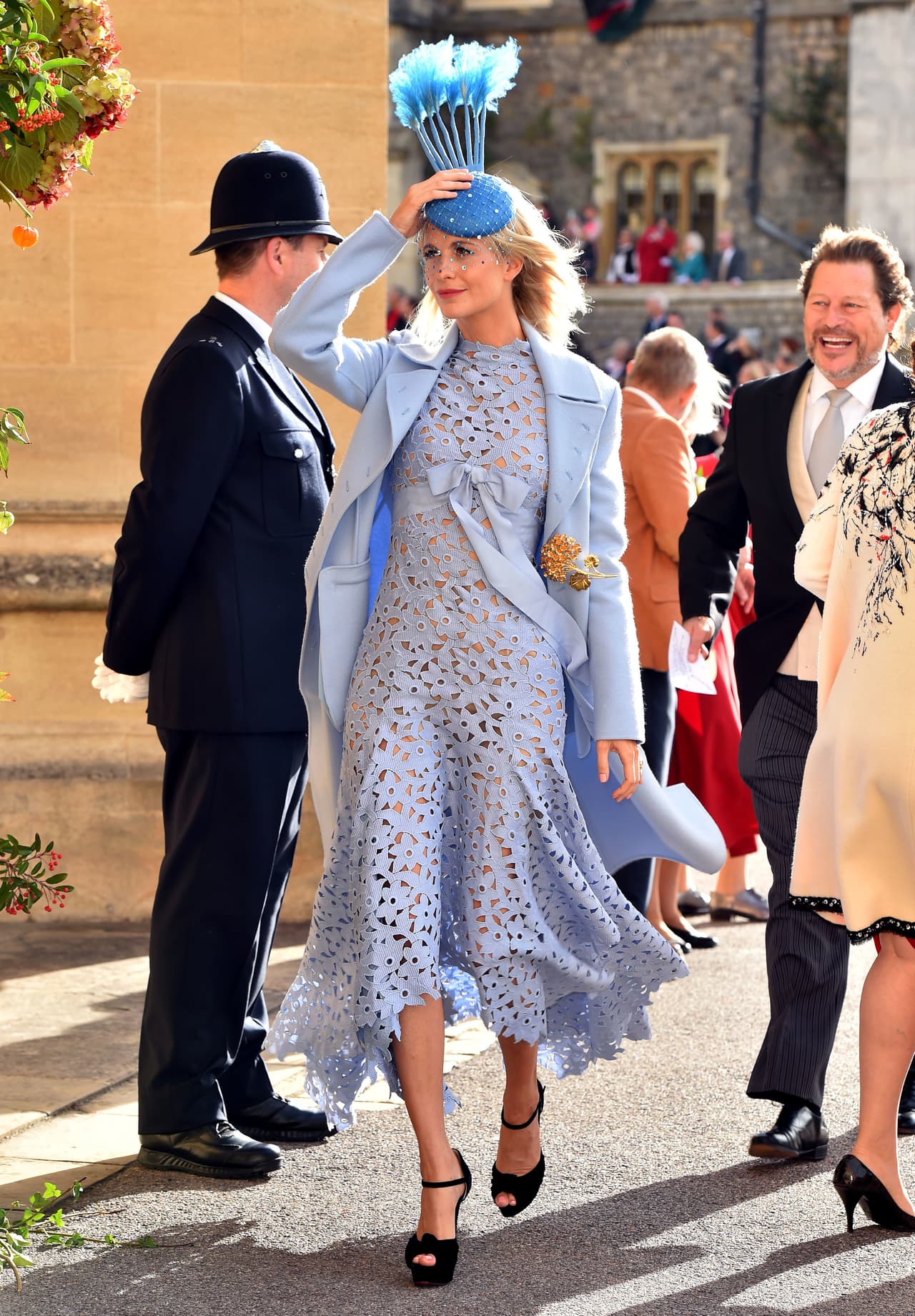 Poppy Delevingne, hermana de la modelo Cara Delevinge, también llamó la atención con un vestido asimétrico de Oscar de la Renta en azul cielo de encaje sobre fondo beige y con un lazo bajo el busto.