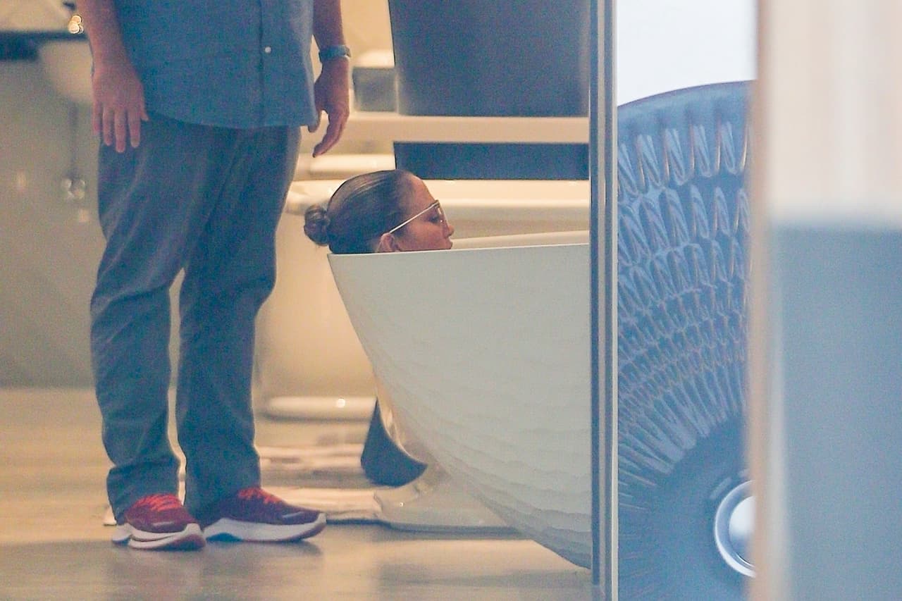 En medio de sus compromisos laborales y sociales, la cantante se tomó el tiempo, la semana pasada, para acudir a una tienda y 
<a href="https://www.univision.com/famosos/jennifer-lopez-tina-bano-prueba-tienda">probar por sí misma la tina de baño</a> que hace falta en su hogar. 
<br>