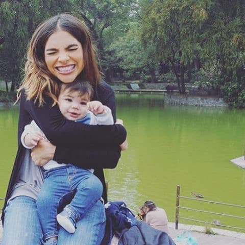 Alejandra no aguanta la emoción de celebrar la primera navidad de su hijo Matteo de casi 9 meses. Mira las fotos más cute de Matteo, un bebé tan stylish como su mamá.