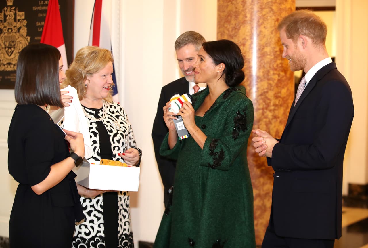 Fueron recibidos por la alta comisionada de Canadá en Londres, Janice Charette, de manos de quien
<b><a href="https://www.univision.com/famosos/es-nino-o-nina-esto-es-lo-que-sabemos-sobre-el-sexo-del-bebe-de-meghan-y-harry-fotos" target="_blank">recibieron regalos para el bebé real </a></b> que está próximo a nacer.