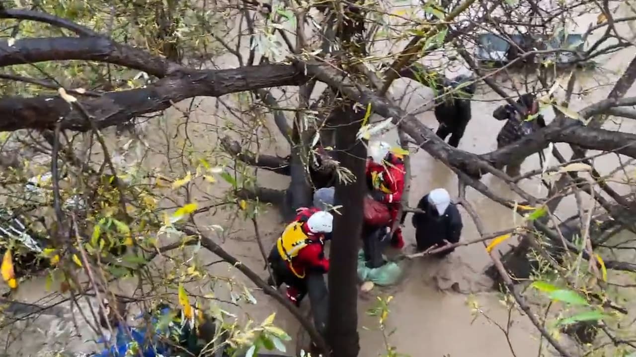 14 personas fueron rescatadas luego de quedar en medio del río Ventura crecido el lunes por la tarde cuando las fuertes lluvias azotaron la región. El rescate tuvo lugar cerca de la intersección de las calles Main y Peking.
<br>