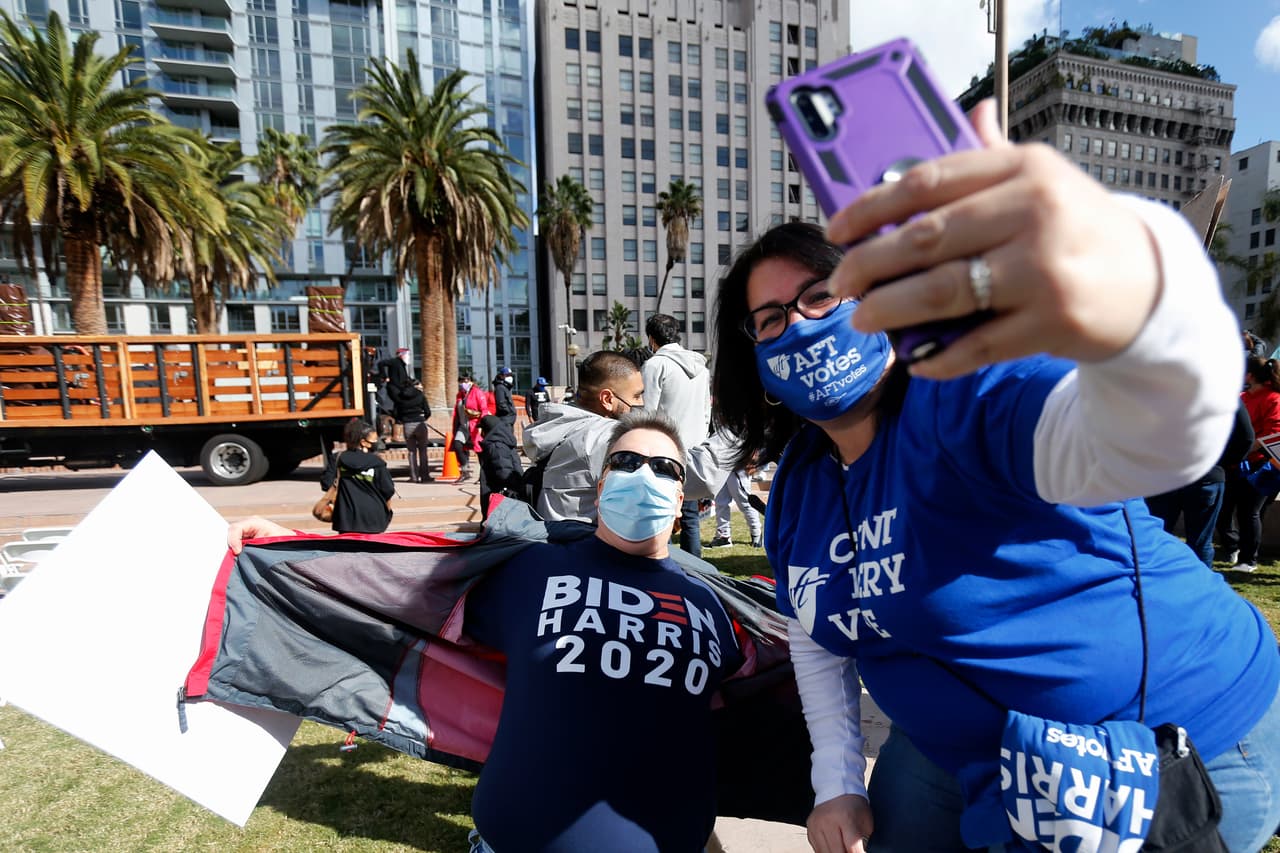 Si bien la celebración por el triunfo de Joe Biden y Kamala Harris, relaja un poco la tensa calma que se vivió en la metrópoli de la costa oeste, las autoridades de salud recuerdan que estamos en medio de una pandemia y todas las medidas de protección contra el coronavirus no deben ser olvidadas.