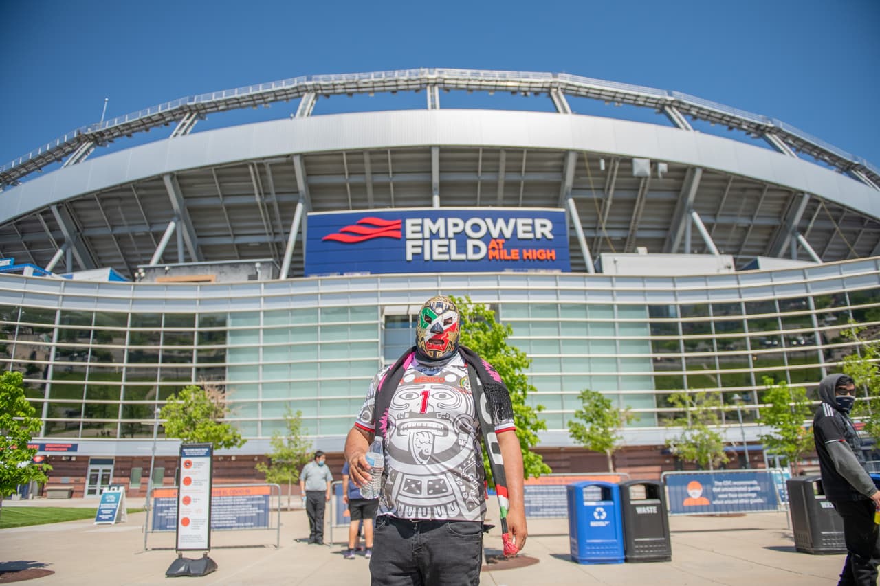 Mexicanos y costarricenses apoyan a sus selecciones en el duelo de semifinales entre el Tri y los Ticos.