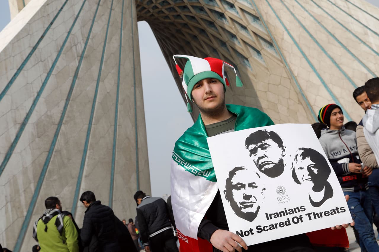 "Estados Unidos y Trump no son capaces de hacer nada. Nosotros estamos dispuestos a sacrificar nuestras vidas por nuestro líder", dijo un joven iraní a la televisión estatal en referencia al líder Supremo del país, el ayatolá Ali Khamenei.