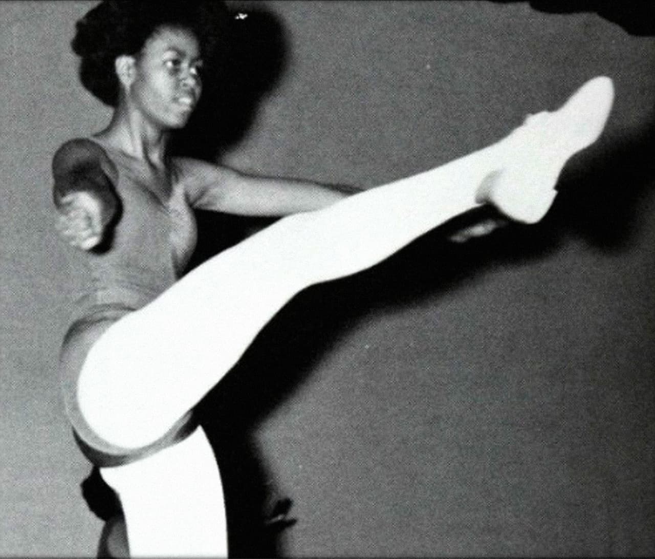 El gusto de Michelle Obama por el baile, uno que manifestó desde su temprana adolescencia, la llevó a convertir esta pulsión en todo un programa de gobierno que bautizó 'Let's move' y que intentó motivar a los más jovenes a bailar y moverse para así mejorar su salud.
<br>
<i>@michelleobama Instagram</i>