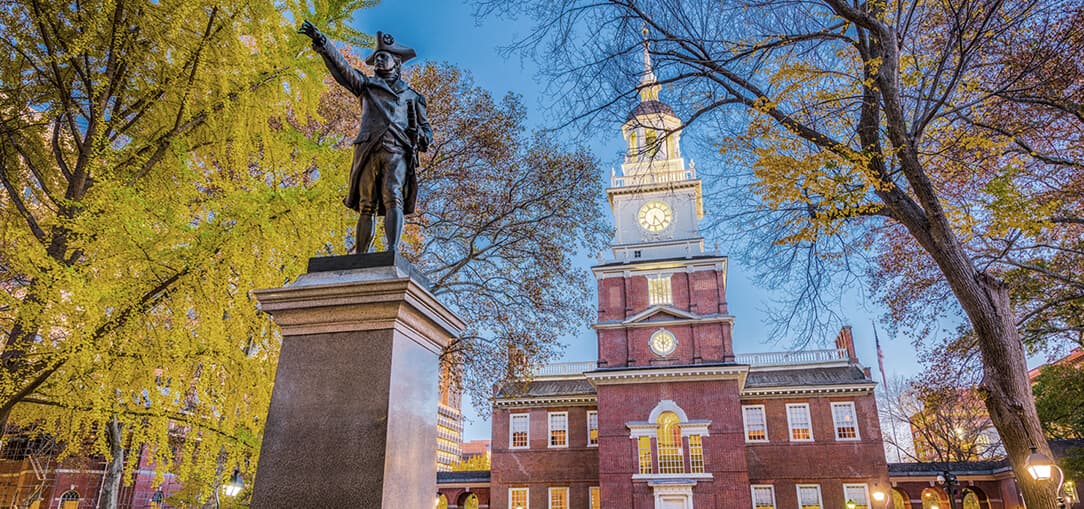 <b><a href="https://www.nps.gov/inde/planyourvisit/independencehall.htm" target="_blank">Independence Hall</a></b>: Dé un paseo por la historia y muéstreles a sus hijos dónde se firmaron los documentos fundacionales de la nación. Los recorridos se ofrecen todos los días de 9 a. M. A 5 p. M. Por orden de llegada.