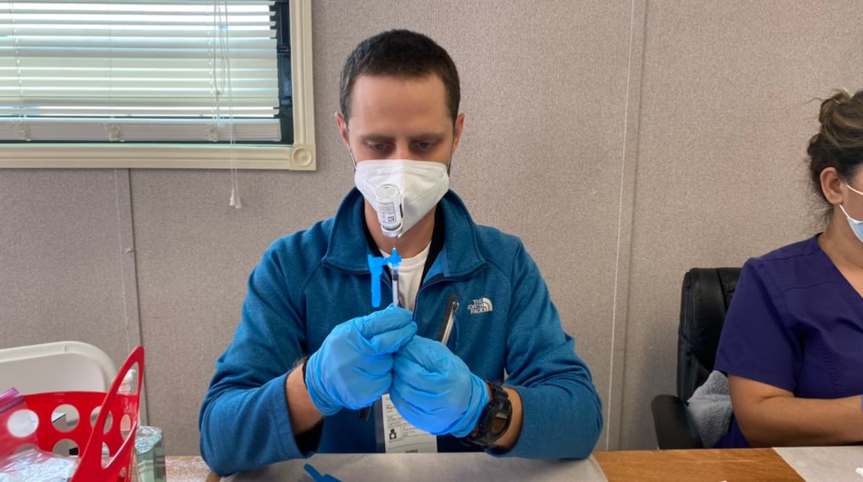 Después de 15 horas de voluntariado podrá recibir la vacuna.