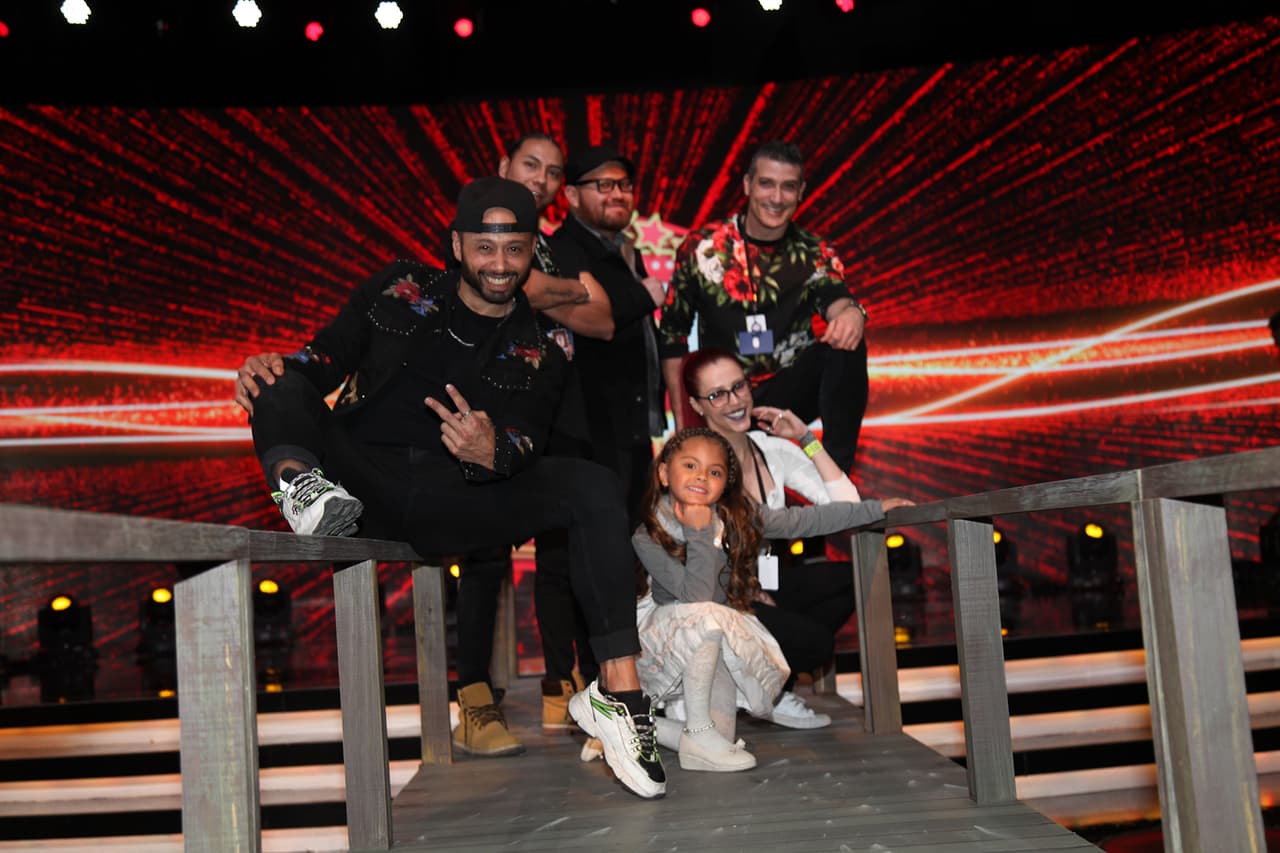 El show había llegado a su fin, pero no sin antes tomar una foto del recuerdo: Rafaela y todo el equipo de producción que se sumó al número que ofreció en honor de su abuela.