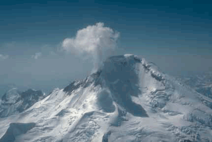 <b>Puesto 20: Volcán Iliamna, Alaska. Índice de amenaza general: 115. </b>Su cono volcánico de unos 10,000 pies de altura se encuentra a unas 215 millas al suroeste de Anchorage, la principal ciudad del estado. El 
<b><a href="https://pubs.usgs.gov/sir/2018/5140/sir20185140.pdf">Servicio Geológico de los Estados Unidos</a></b> determina el índice de riesgo de los volcanes ponderando la cantidad de propiedades y personas expuestas a una potencial erupción.