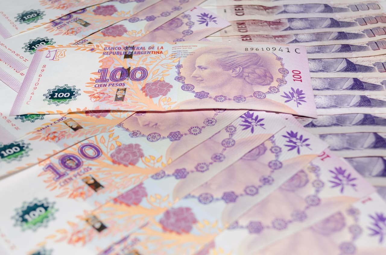 <h3 class="cms-H3-H3">Eva Perón (1919 - 1952)</h3>
<br>
<br>🪙
<b>Conocida como: </b>primera dama de Argentina.
<br>
<br>🪙
<b> País:</b> Argentina.
<br>
<br>🪙
<b> Denominación: </b>100 pesos argentinos.
<br>