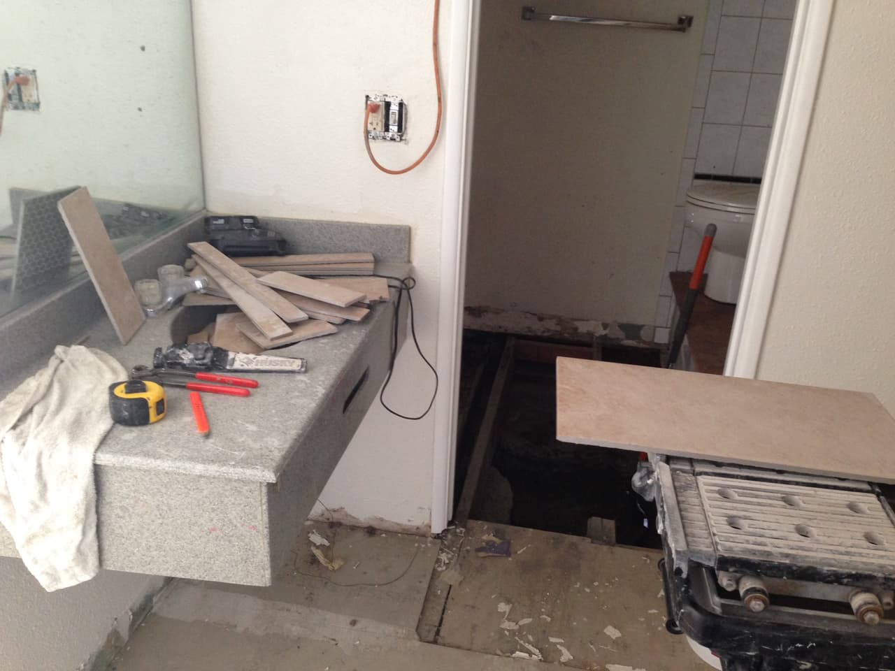 Al baño de la habitación 109 le han quitado el piso. Nada allí hace sospechar que fuera el escenario de un crimen.