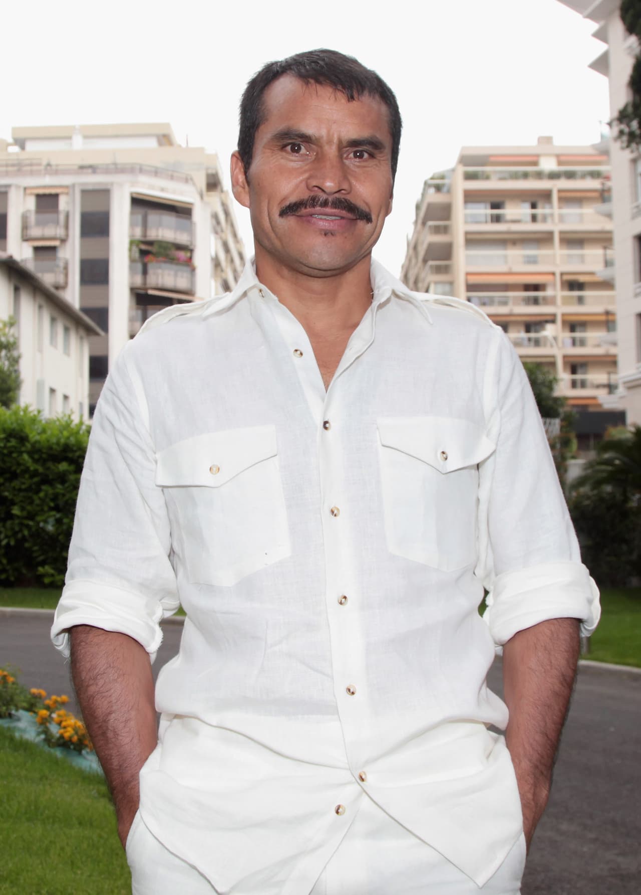 Noé Hernández nació en Atitalaquía, Hidalgo, México y estudió la licenciatura en Arte Dramático en la Universidad Autónoma del Estado de México. Cuando terminó sus estudios creó el grupo de teatro 'Teacoco' y tras su disolución se fue a la Ciudad de México para buscar oportunidades en cine.