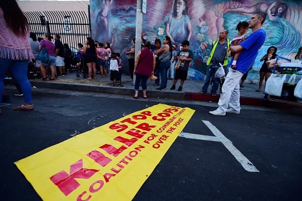 Entre las notas de condolencia también se vieron pancartas denunciado la muerte de civiles a manos de la policía y letreros exigiendo justicia para Jesse Romero.