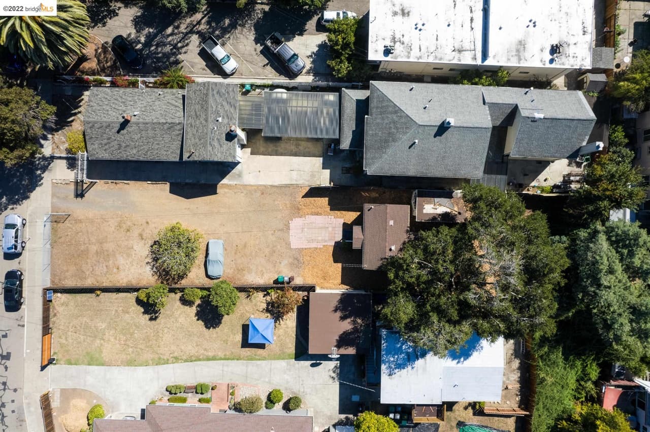 Sin embargo, uno de sus atractivos principales es que cuenta con un terreno de 8,760 pies cuadrados en el distrito Dimond de Oakland.