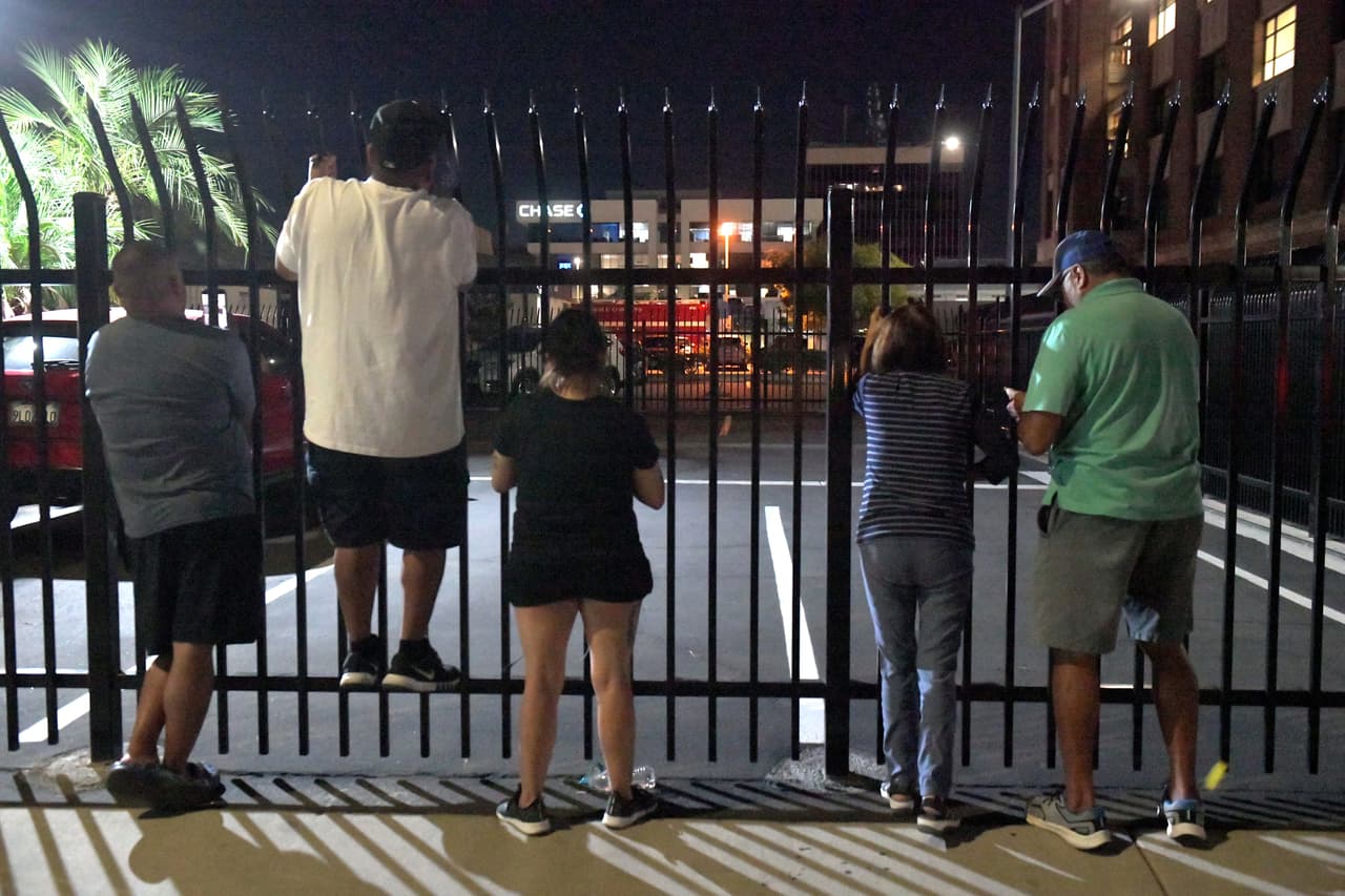 Familiares esperan a una cuadra de un edificio bancario donde un hombre se atrincheró con rehenes, el martes 3 de junio de 2026 en Bakersfield, California. (Foto AP/Erick Madrid)
<br>