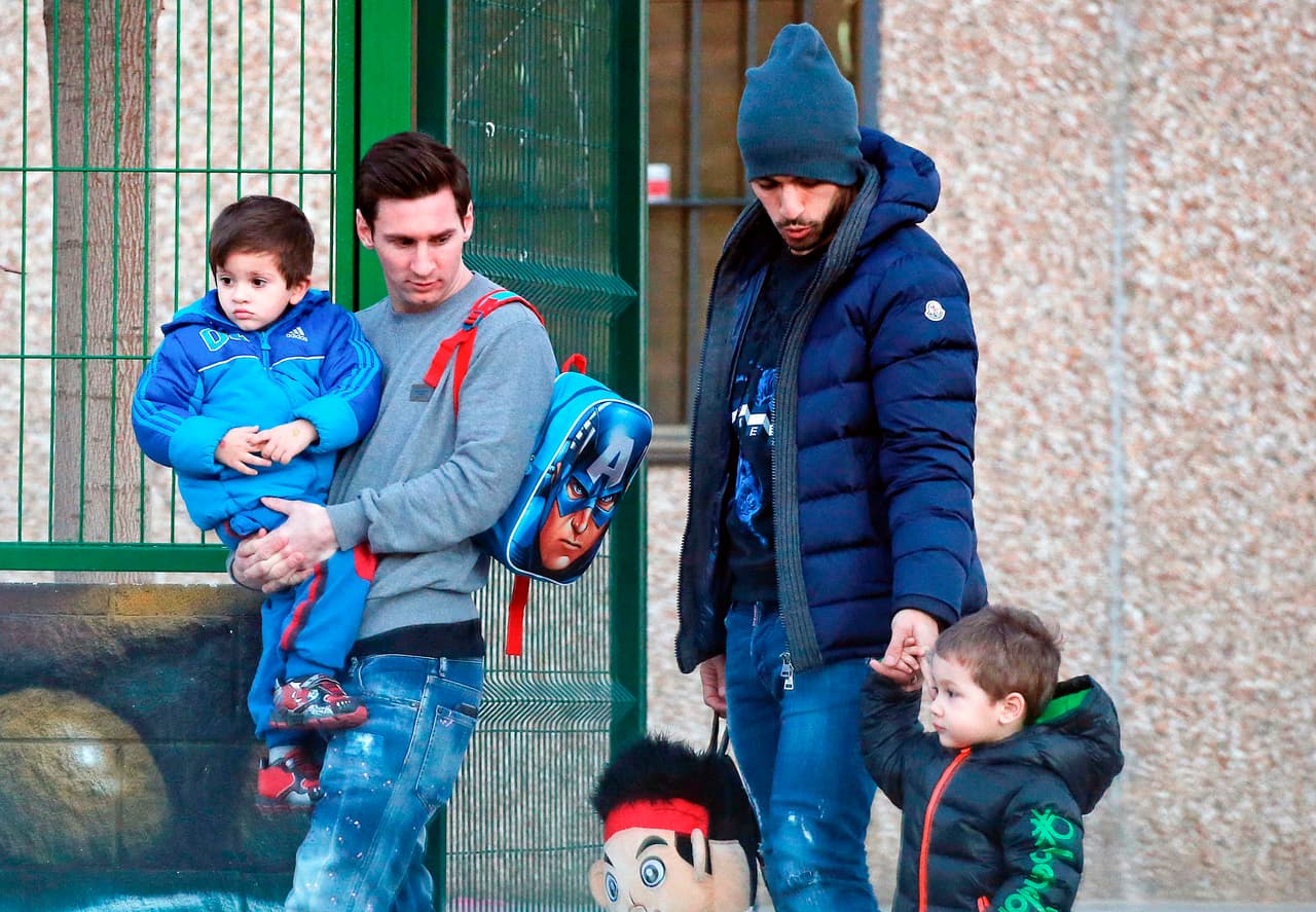 Aunque en las canchas son unos cracks, lucen más lindos en compañía de sus hijos.