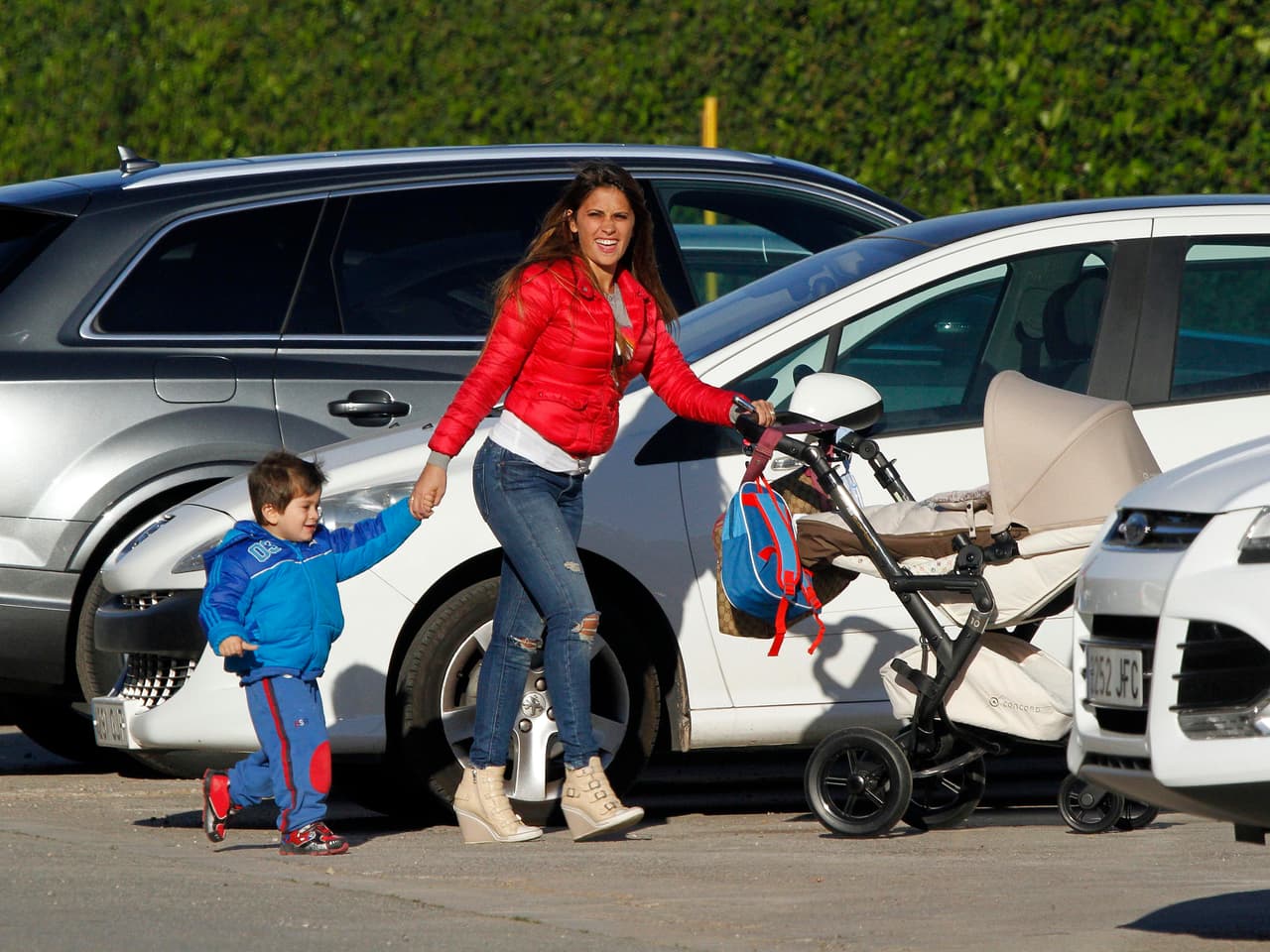 A penas podía con el cochecito de bebé y el travieso de Thiago.