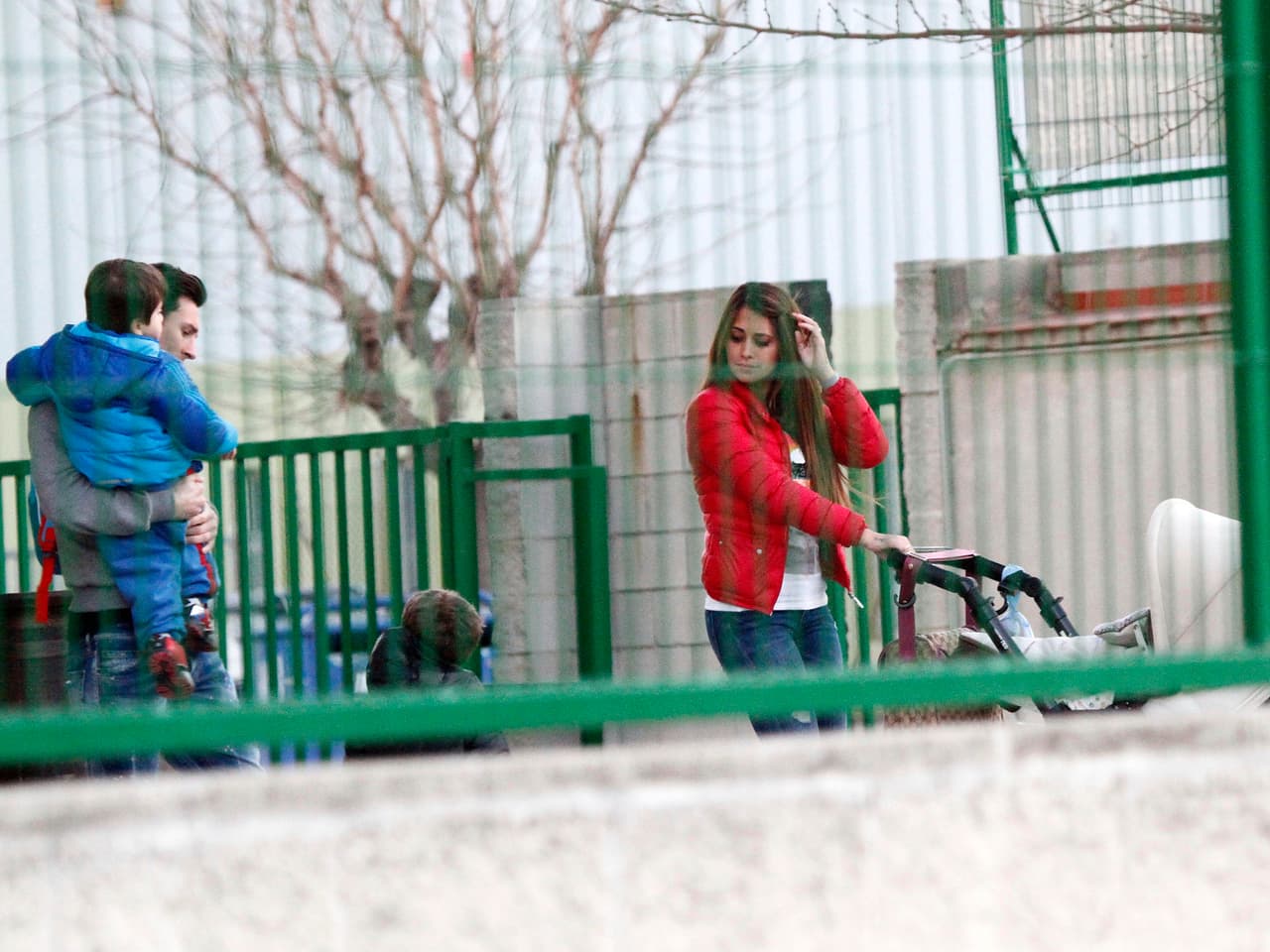 Por fin llegó su esposo a ayudarla.