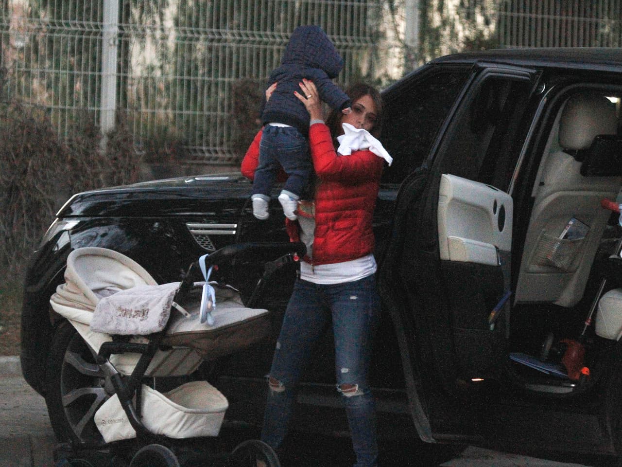 Antonella se ocupó de meter a Mateo en la camioneta.