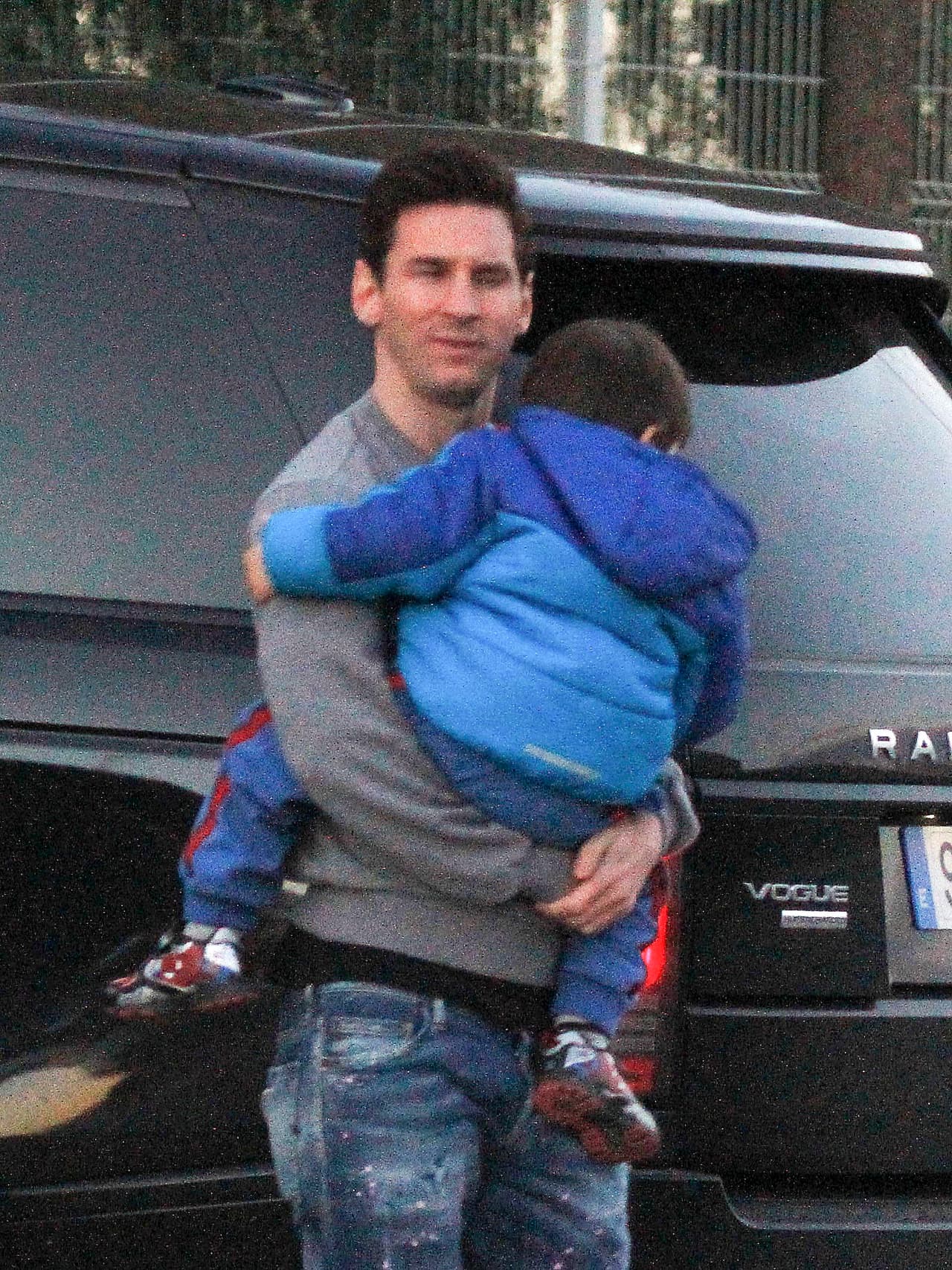 El pequeño de inmediato se dejó cargar por papi.