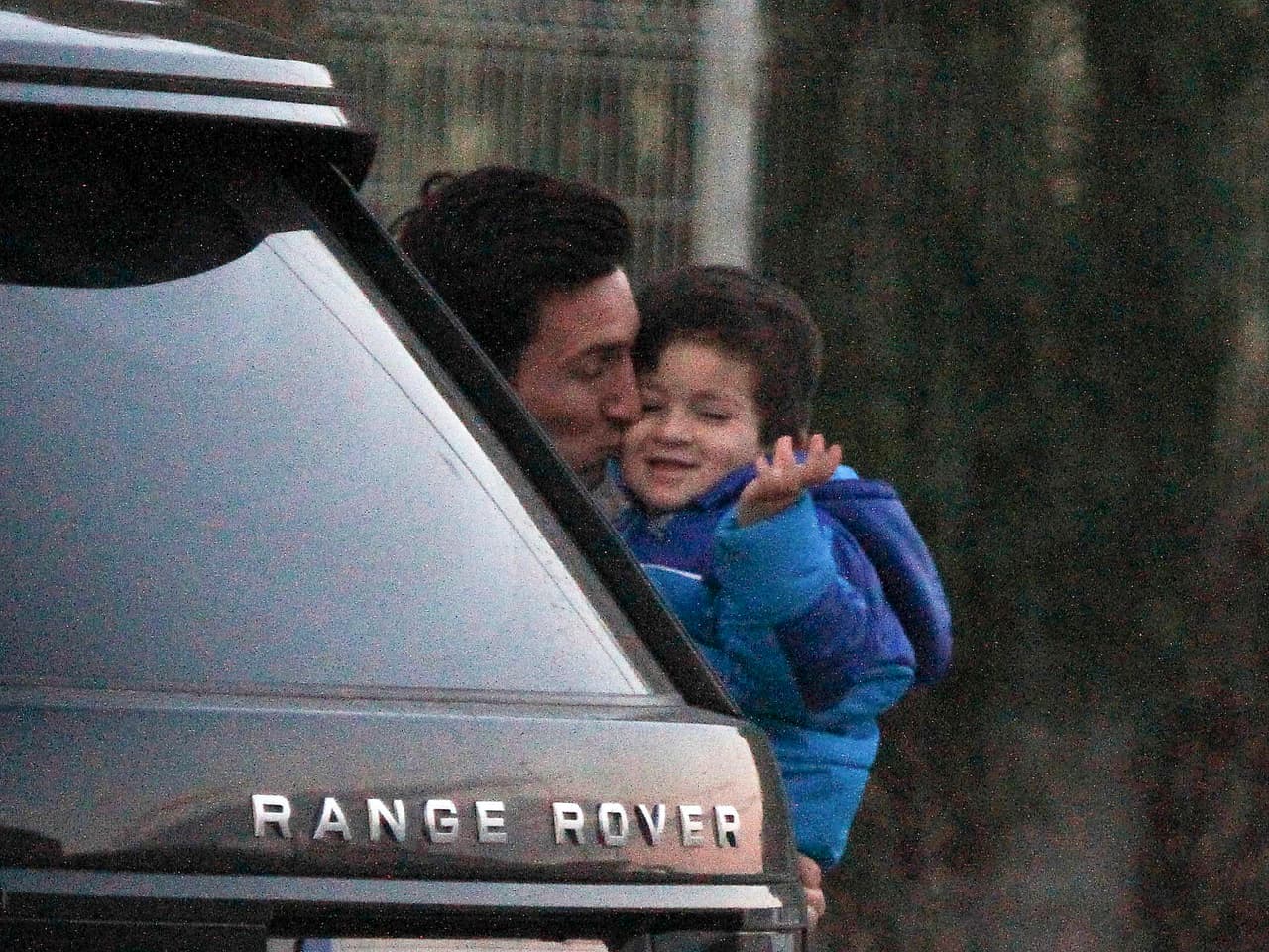 Pero la imagen más linda fue la del futbolista dando un besito a su pequeñín.