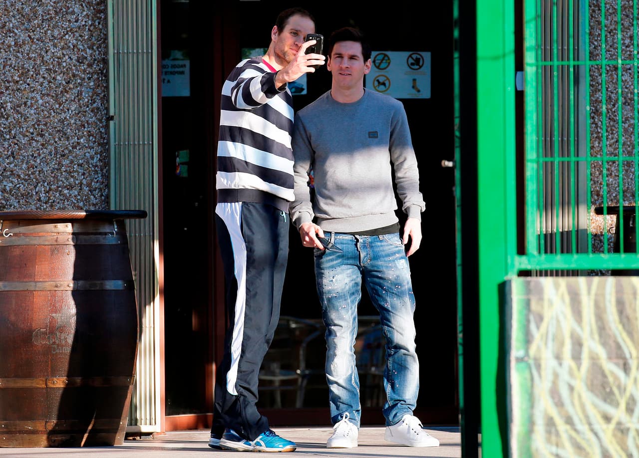 Mientras su mujer batallaba, Messi se tomaba fotos con sus fans.