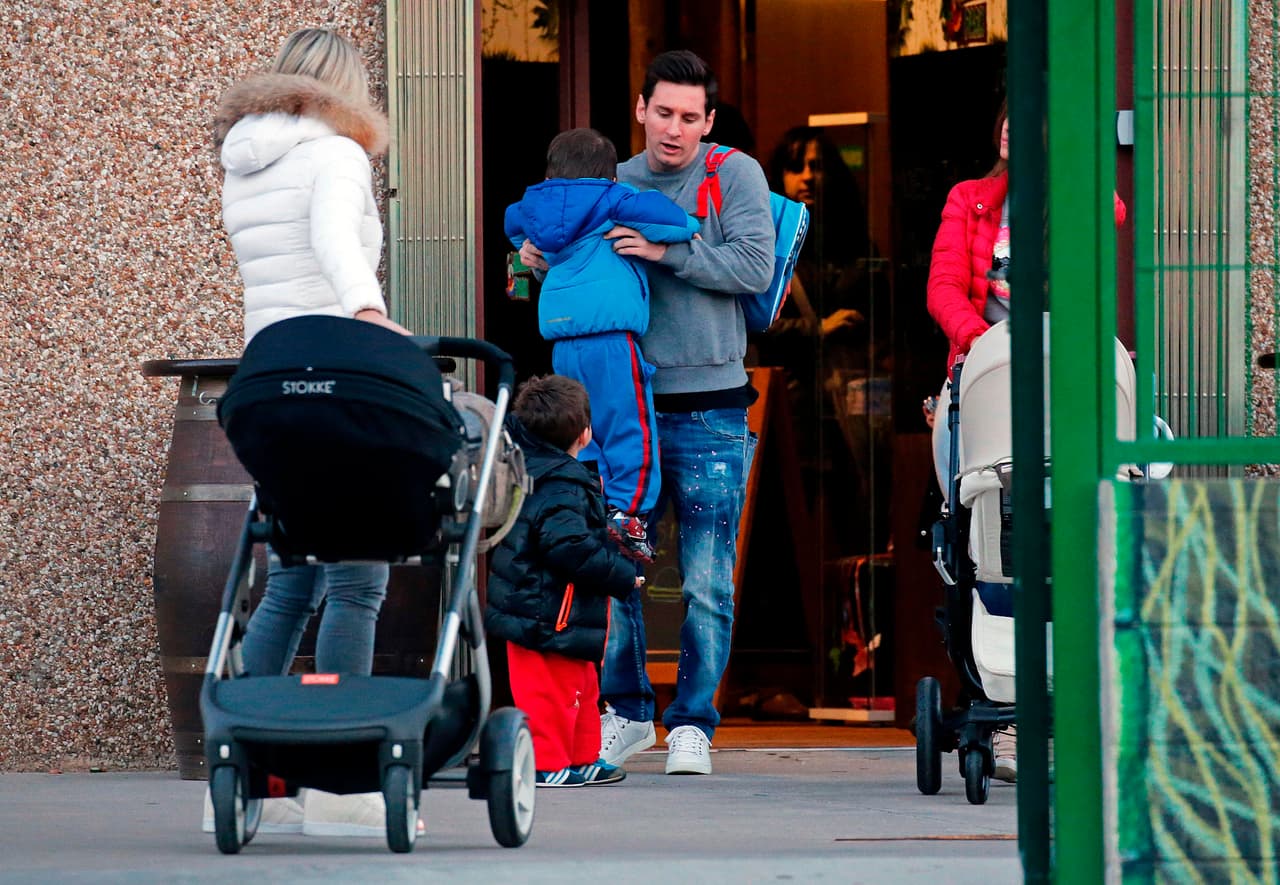 Tanto la esposa de Lionel como la de Luis se encontraban con ellos.