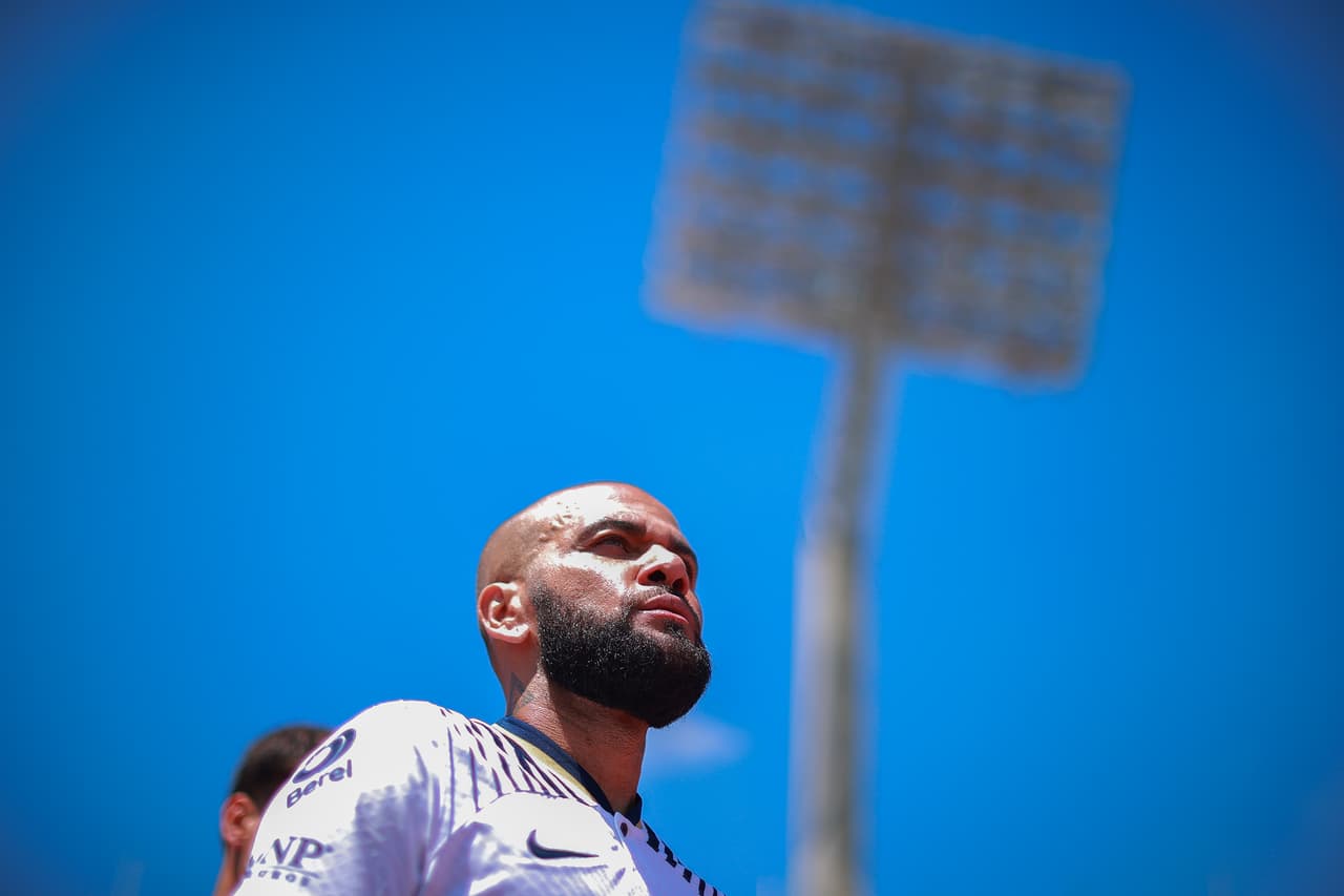 Dani Alves responde a las críticas de Rivaldo por fichar con Pumas