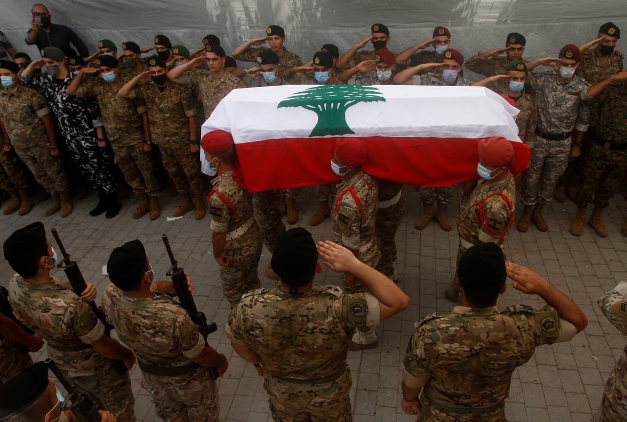 Un funeral con honores militares para el teniente Noureddine en Beirut. El mandatario libanés dijo que cuando se le informó del almacén de nitrato de amonio el 20 de junio ordenó inmediatamente a las autoridades militares y de seguridad que hicieran lo necesario”.