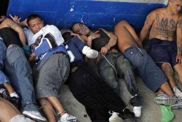 El Ejecutivo presentó la ley luego de que presuntos pandilleros incendiaron el pasado 20 de junio un autobús con sus pasajeros a bordo, en un hecho que causó 17 muertos. Ese mismo día fue atacado a tiros otro vehículo del transporte, lo que se cobró tres vidas.