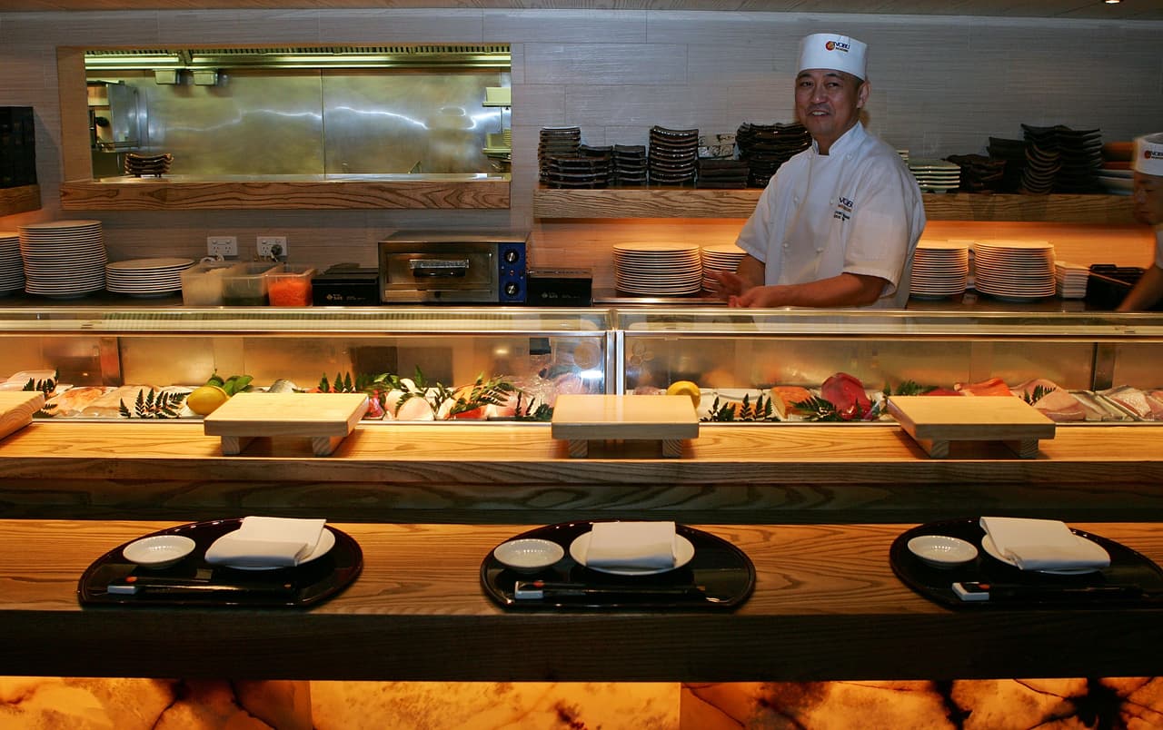 <a href="https://www.caesars.com/nobu-caesars-palace?utm_source=google&utm_medium=ppc&utm_term=nobu%20las%20vegas&utm_content=Exact&utm_campaign=LAV_CL1Occ.National%7cLAV%7cBrand%7cOCC%7cCL1&gclid=CjwKEAiAgavBBRCA7ZbggrLSkUcSJACWDexAWNR1MY0SOYqxpE0ryTq0WdK9uQK2Dz-mKUU1FT9uphoCqAPw_wcB&gclsrc=aw.ds&dclid=CLGsspvkq9ACFZAuHwodBbUCKQ"><span class="cms-h3-H3"><b>Nobu</b></span></a>
<br>En Las Vegas, Nueva York o Los Ángeles, este restaurante japonés (del que es socio Robert DeNiro) es un imán de celebridades. 
<br>
<br>
<b>La especialidad:</b>
<br>La calidad de la cocina es tan buena como para pedir un omakase y poner las decisiones sobre el menú en manos del chef.