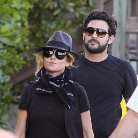 La relación entre
<b> <a href="https://www.univision.com/famosos/estas-son-las-cuatro-acusaciones-que-jerry-bazua-lanzo-contra-paulina-rubio-que-involucran-a-su-hijo-fotos">Bazúa y Rubio</a></b> tampoco funcionó y actualmente la cantante se mantiene soltera.
<br>