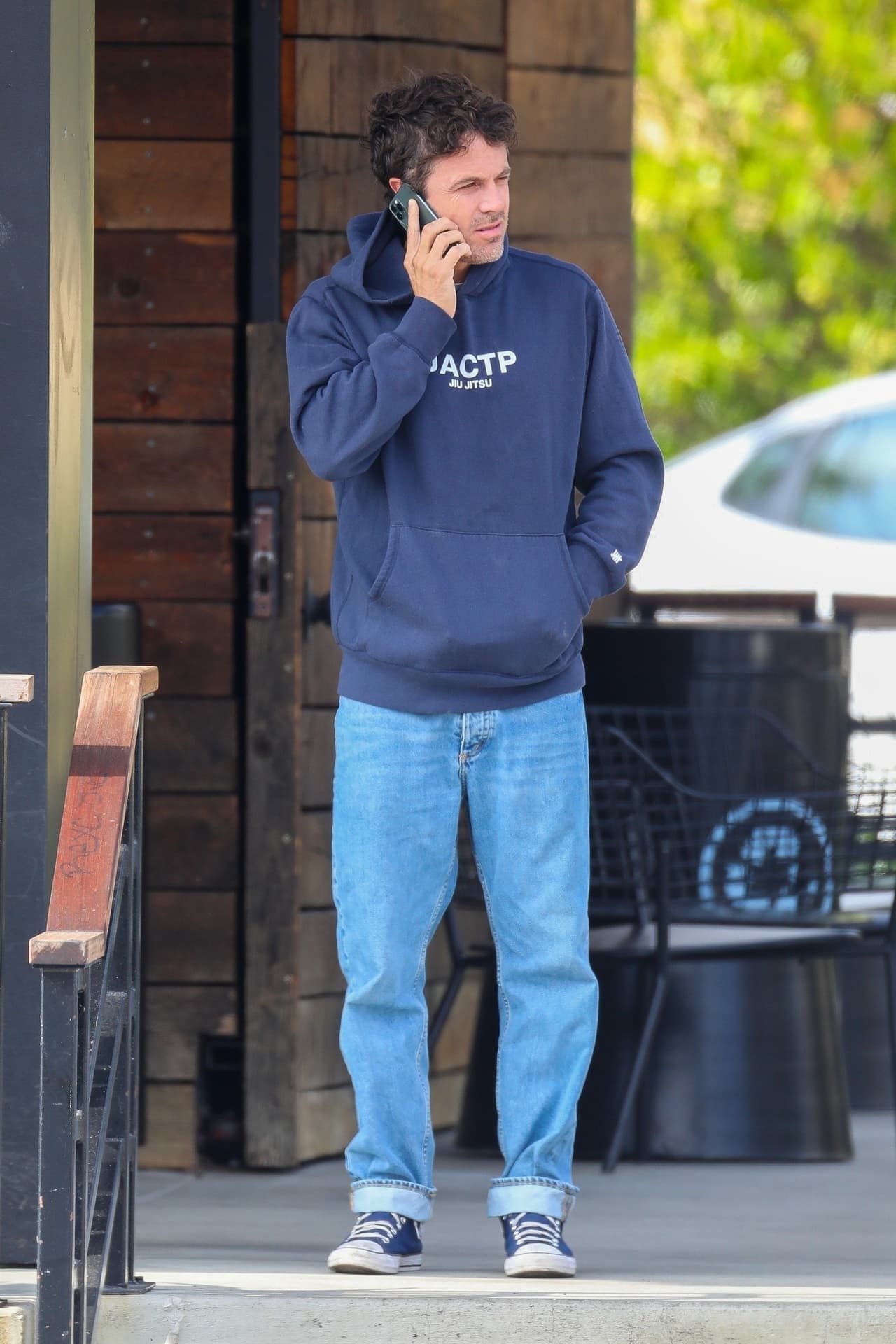 Los paparazzis que se le acercaron este sábado tras comprar su café le cuestionaron por qué no estaba en Georgia con su famoso hermano. 
<br>