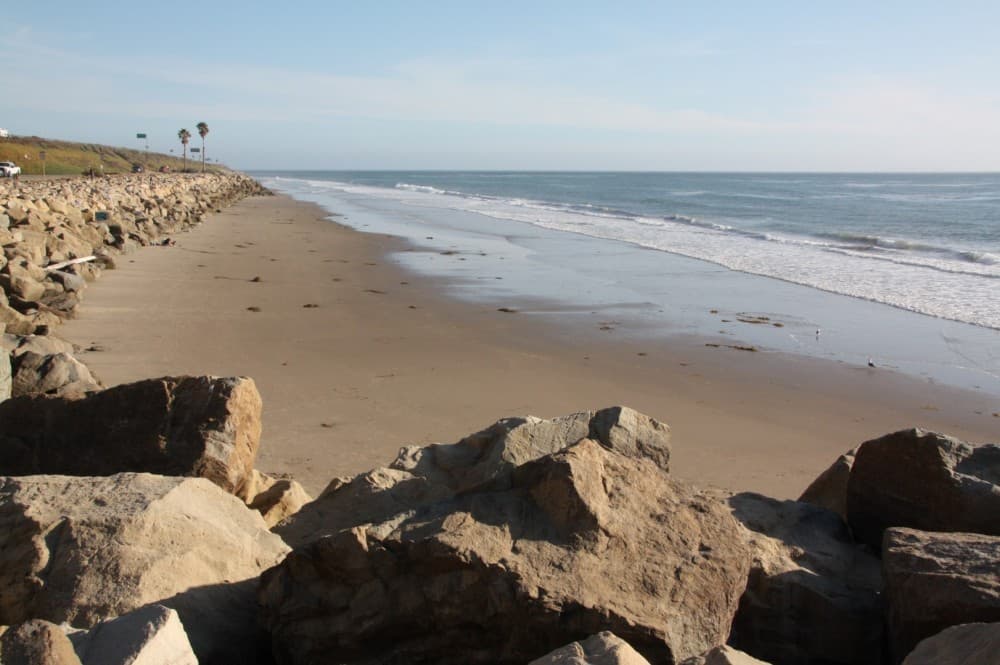 Oil Piers Beach también en el condado de ventura te espera con sus excelentes condiciones en cuanto a calidad del agua y área de playa.