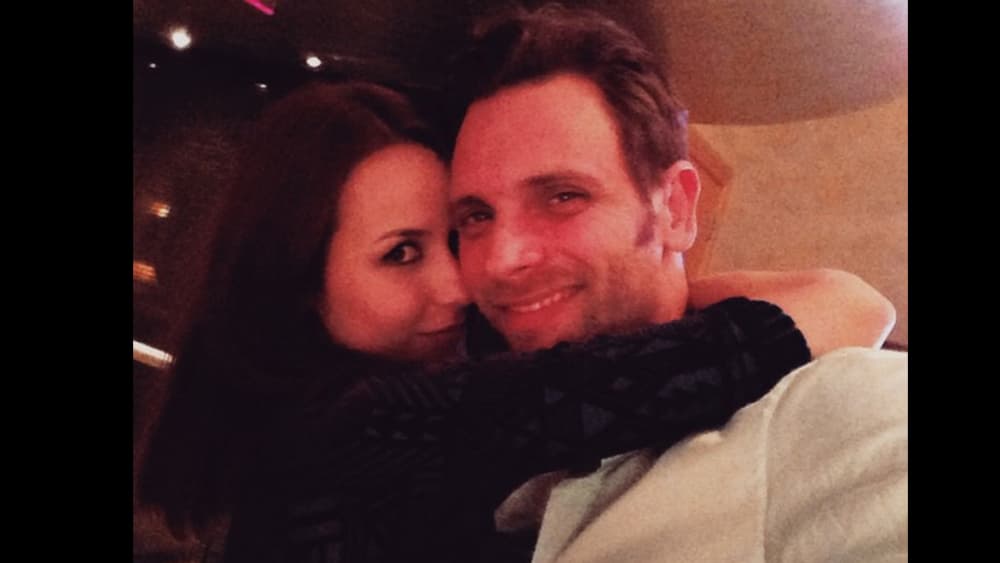 Borghetti aprovechó que el fin de semana pasado se organizó una fiesta para celebrar sus 46 años y ahí le pidió a
<b><a href="https://www.univision.com/search?q=odalys-ramirez">Odalys Ramírez</a></b> que oficialmente se convierta en su esposa.