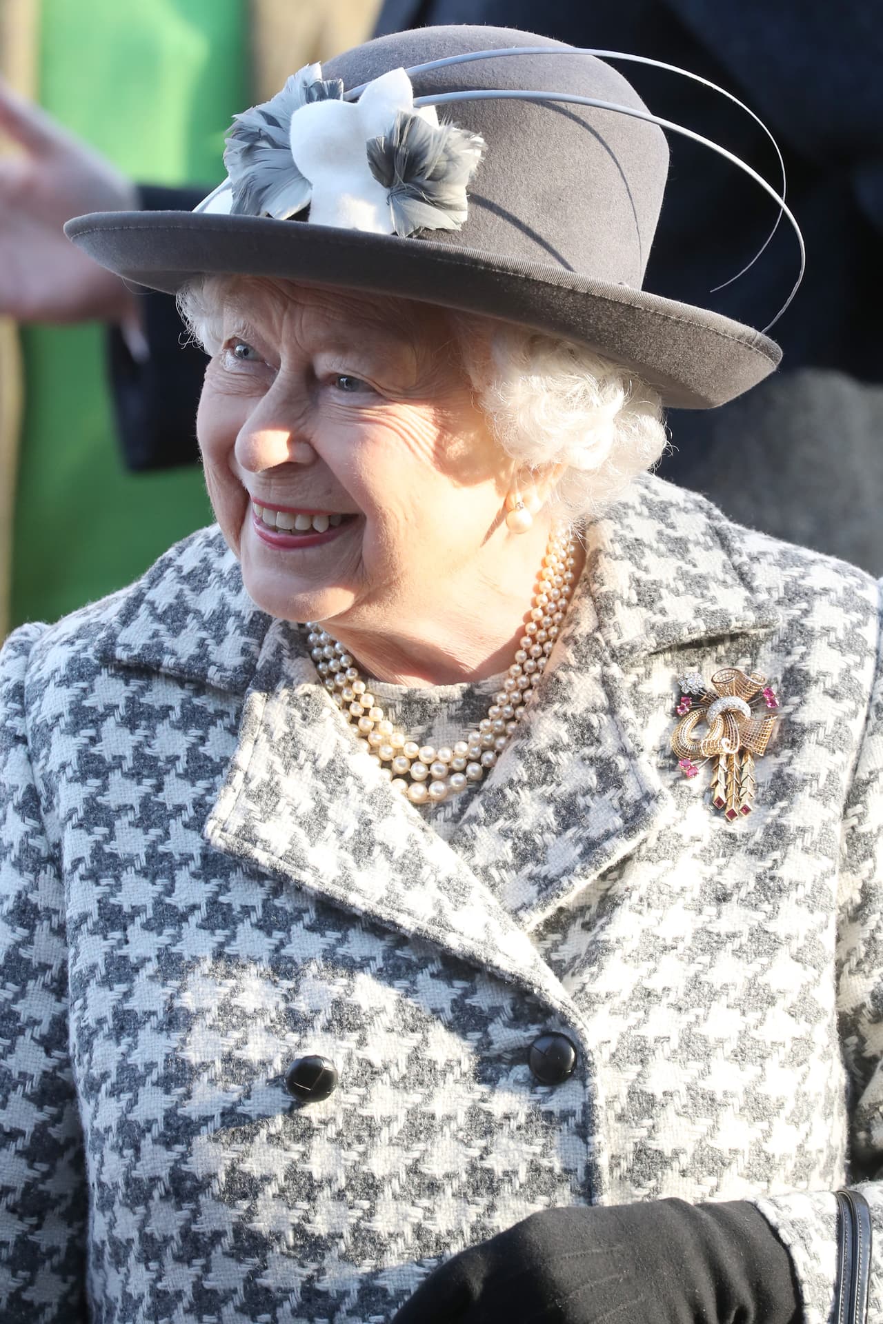 La reina, de 93 años, estaba sonriente. Parecía complacida de haber podido resolver
<b><a href="https://www.univision.com/famosos/es-oficial-el-principe-harry-y-meghan-markle-se-apartan-de-la-casa-real-britanica-fotos">la crisis que surgió el pasado 8 de enero,</a></b> cuando el príncipe Harry y Meghan Markle expresaron públicamente su deseo de retirarse como miembros de primer orden de la monarquía británica.
