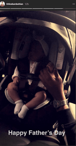 La empresaria compartió varias imágenes en su perfil de
<b> <a href="https://www.instagram.com/khloekardashian/">Instagram</a></b> y en una de ellas felicita a Thompson por el 'Día de los padres', con una foto de True en un asiento de coche. El basquetbolista sostiene su mano.