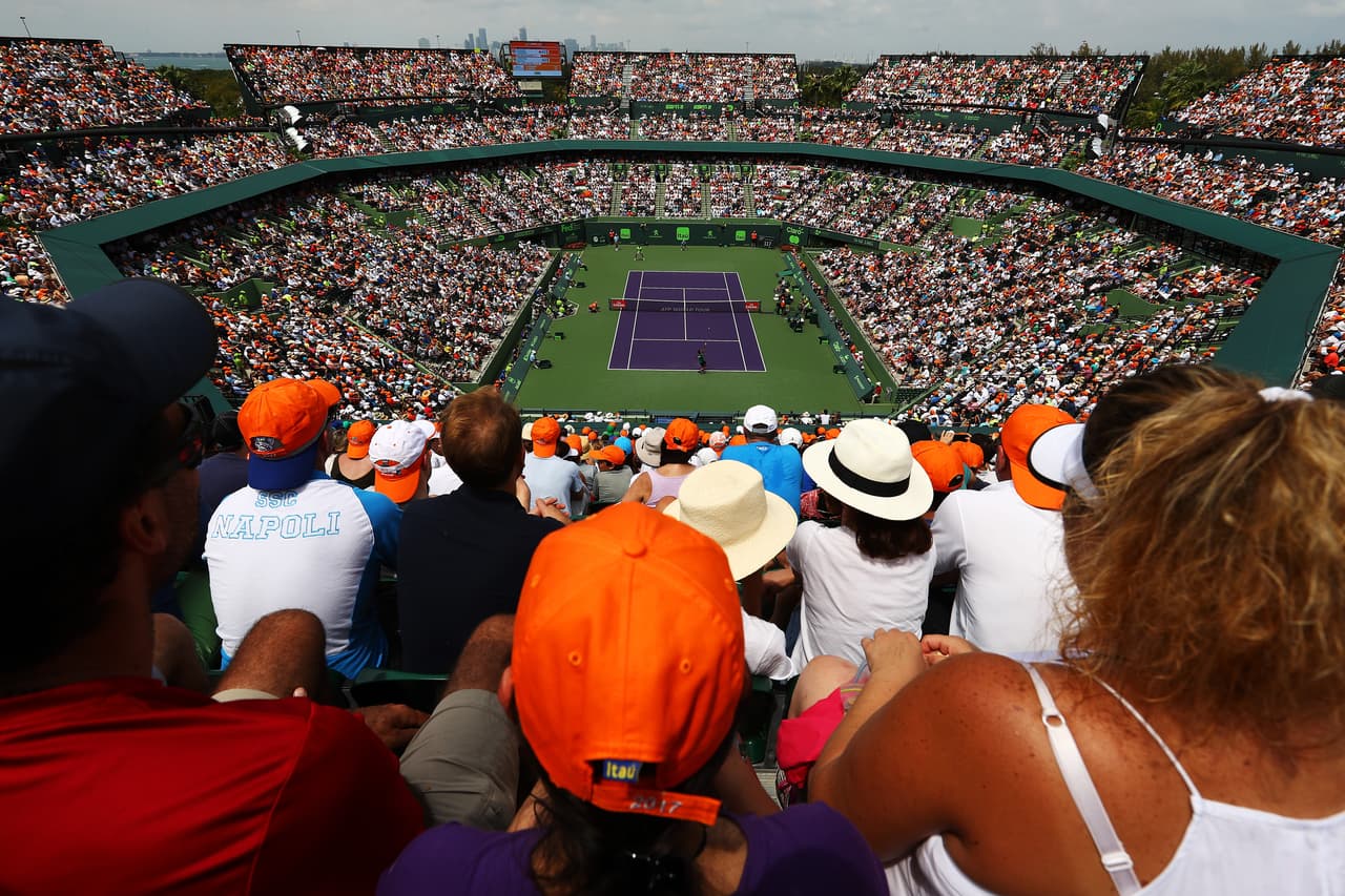 Federer y Nadal firmaron la trigésimo séptima de sus épicas batallas en el lugar donde libraron la primera de ellas, en 2004, ante un público que acudió a las gradas sabiendo que verían un duelo que, con probabilidad, no se repetirá muchas veces más en el futuro en la pista central de Crandon Park.