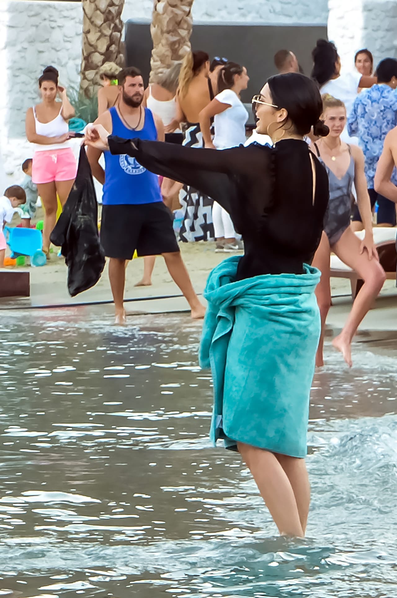El clima en Mykonos, Grecia, está este verano por encima de los 80 grados farenheit. Sin embargo, Kendall Jenner se metió al mar con un vestido negro, largo y con los brazos cubiertos junto a su amiga su Bella Hadid.