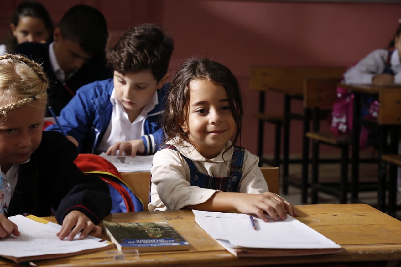 Sin embargo, esto no apagará su alegría y se destacará como una niña positiva, entusiasta y muy trabajadora en la escuela, donde conocerá a la coprotagonista de la novela.