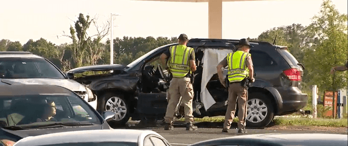 El Cuerpo de Bomberos del Condado de Marion informó que cinco vehículos estuvieron involucrados, aunque no se supo de inmediato si el fallecido era un pasajero en el autobús o un niño.
<br>