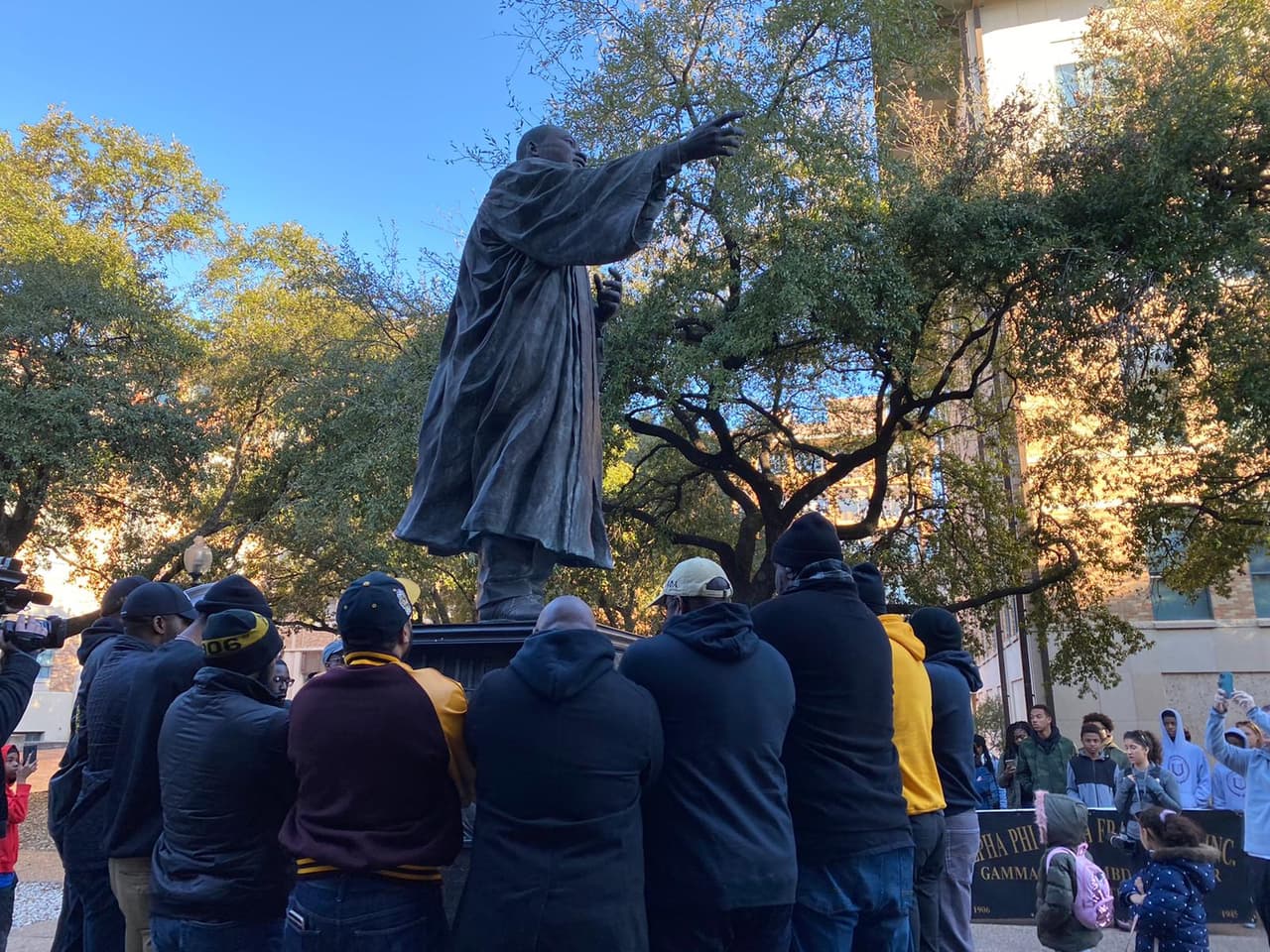 Una vez en Huston-Tillotson, los manifestantes participan en una serie de festividades con camiones de comida y música para honrar al difunto líder de derechos civiles hasta las 3:30 p.m.