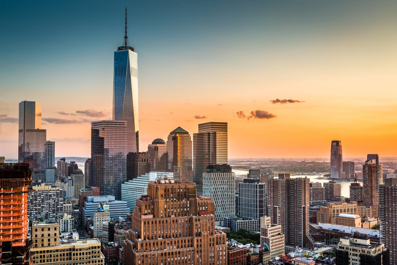 <b>Puesto 2. Nueva York: 99 multimillonarios</b>
<br>
<br>Crecimiento en 2021: 7 nuevos multimillonarios
<br>
<br>Patrimonio neto de los multimillonarios de la ciudad: 560,500 millones de dólares
<br>
<br>Residente más rico: Michael Bloomberg (59,000 millones de dólares de patrimonio) 
<br>
<br>La 'Gran Manzana' cayó al segundo lugar de este ránking, pero sigue siendo la urbe con más patrimonio acumulado entre sus multimillonarios. 
<br>
<br>El empresario y exalcalde de la ciudad Michael Bloomberg se mantiene como la persona más rica de la ciudad. Entre los nuevos en el 
<i>top</i> diez están Boris Jordan (fundador del distribuidor de cannabis Curaleaf) y Alexis Lê-Quôc y Olivier Pomel (cofundadores de Datadog).