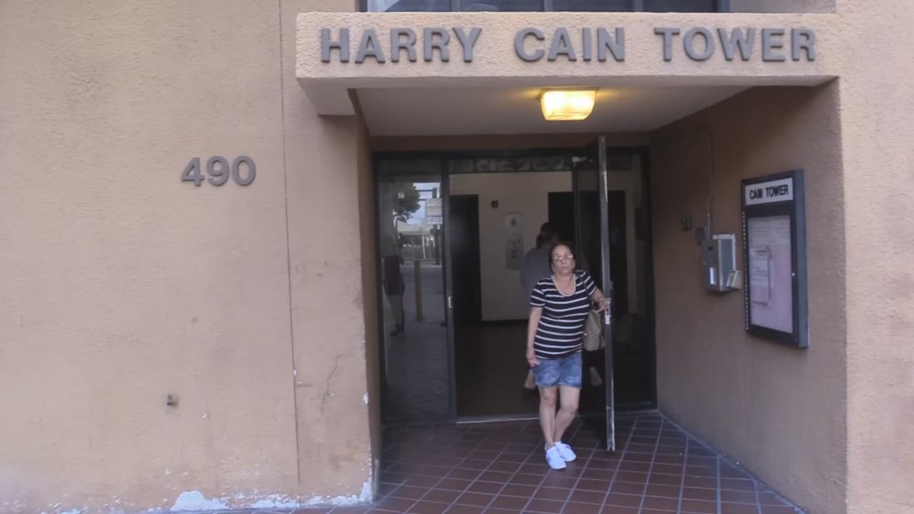 Residentes de edificio de vivienda pública en Miami denuncian desalojos injustos